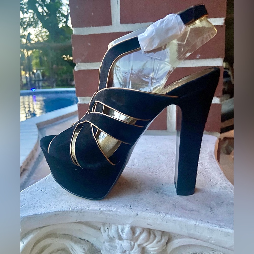 BCBGeneration BLACK PLATFORM HEELS — METALLIC GOLD PIPING — NEW — SIZE 5.5
